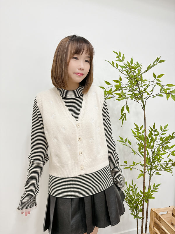 2410082 VE Ribbons Scallop Neck Vest - White