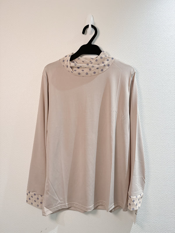 2501068 PR Dots Neck Tee - Mocha