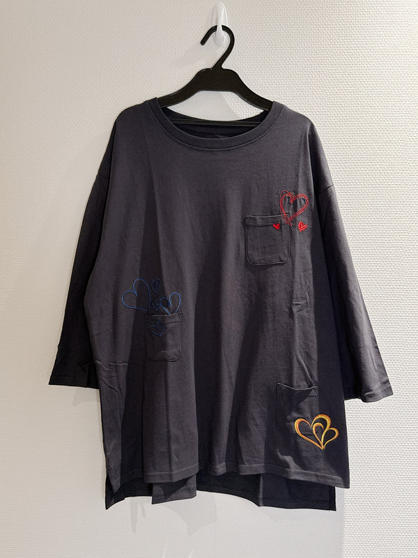 2501091 PE Hearts Pockets Tee - Charcoal